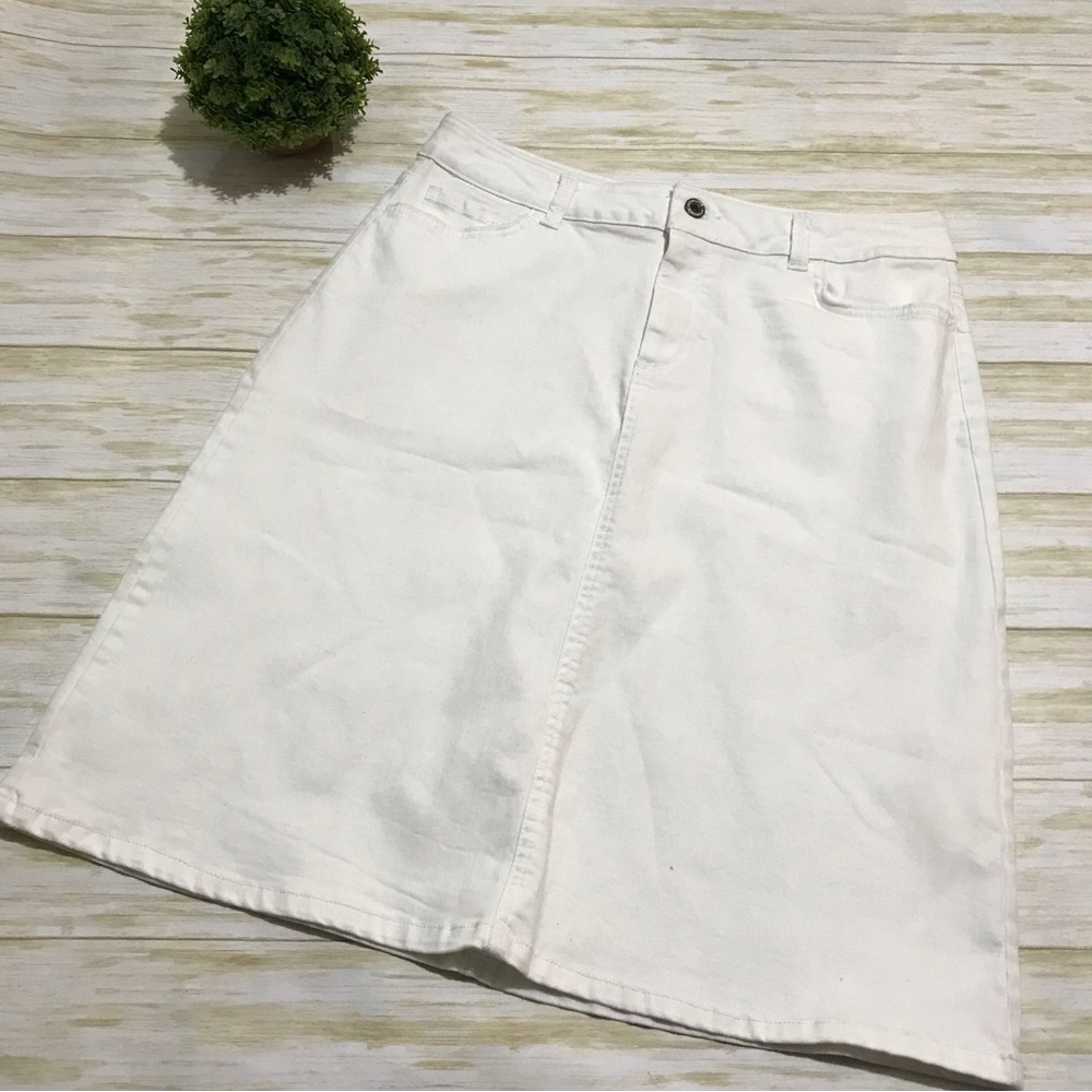 Liz Claiborne Women’s size 10 White Stretch Denim Jean Skirt